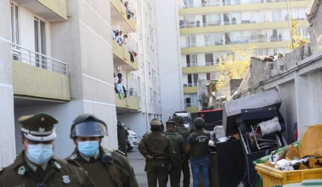 Cuerpo de Carabineros desalojó a venezolanos que invadieron 35 apartamentos en Chile