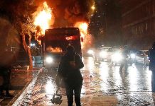Manifestantes queman dos buses
