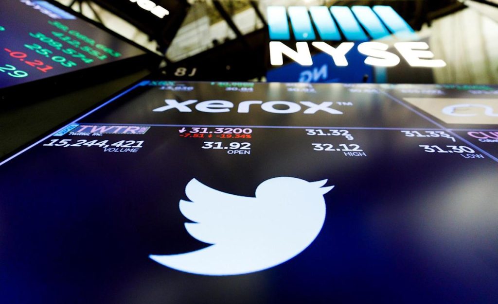 Musk dice disponer de más fondos propios para Twitter y negocia con fundador