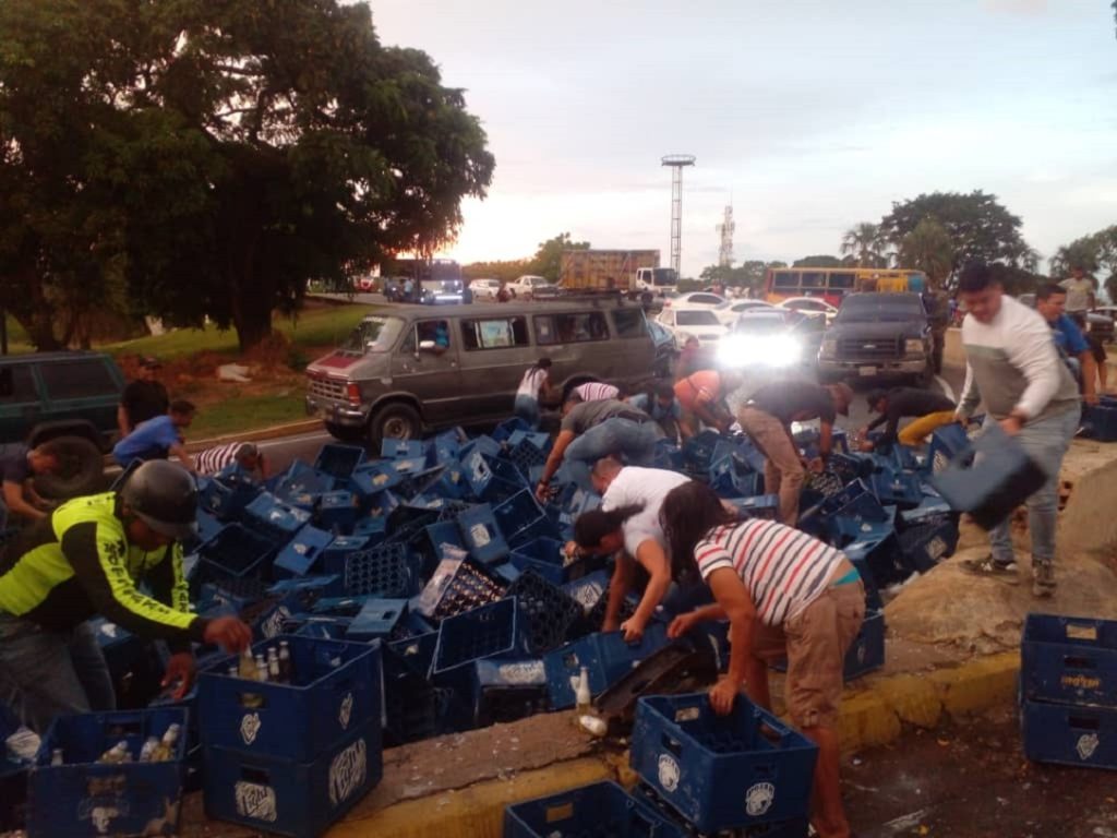 Gandola de cervezas perdió la carga en el distribuidor San Blas este miércoles