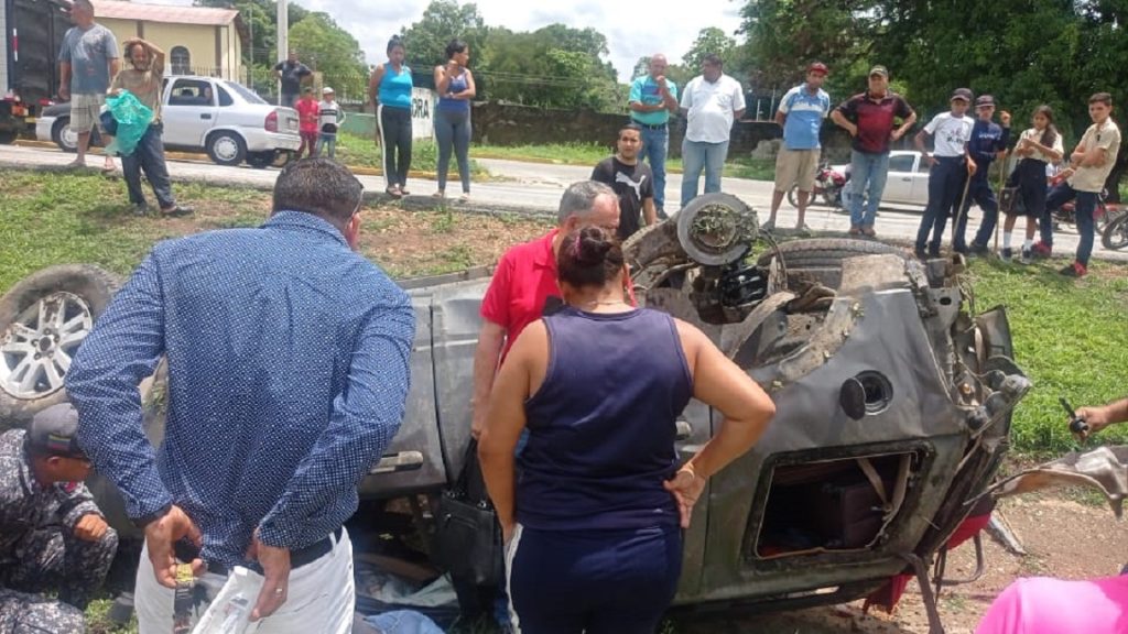 Registrado volcamiento de vehículo particular en el distribuidor Barrera