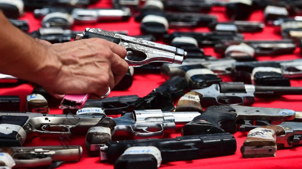 Autoridades revisan acciones para el control de armas en el país
