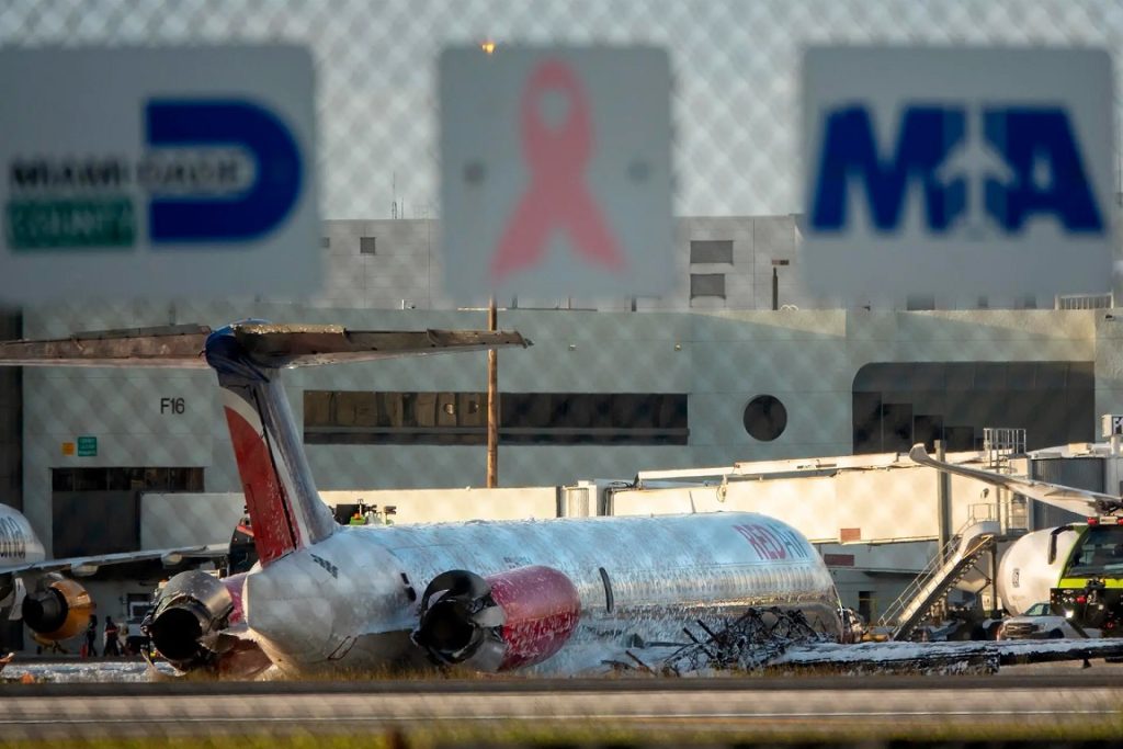 Tres heridos en avión que se incendió al aterrizar en aeropuerto de Miami
