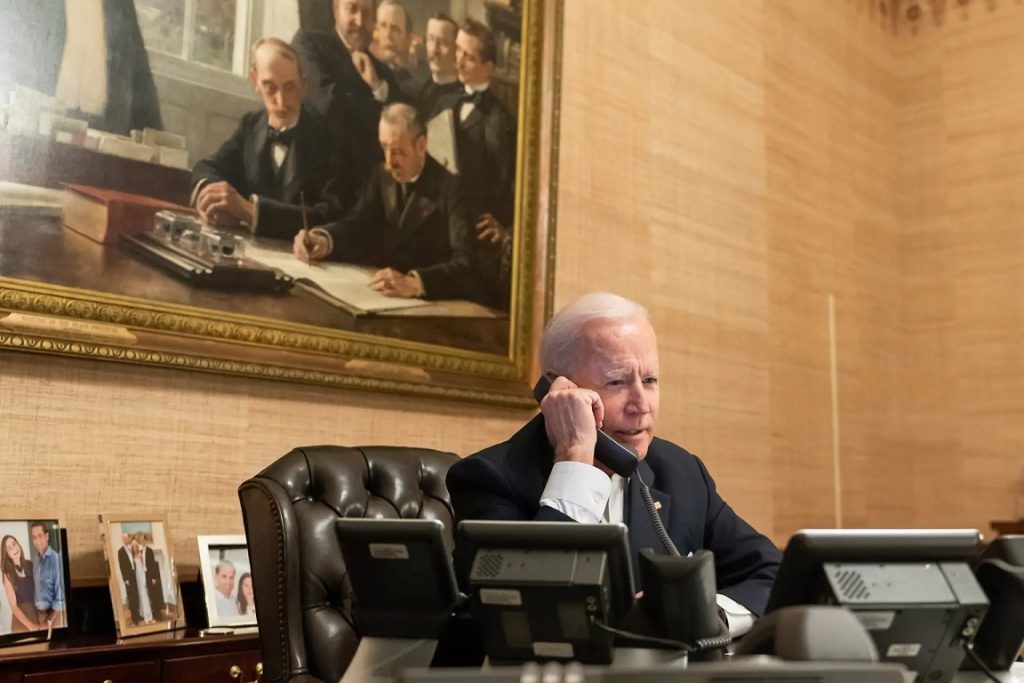 Guaidó reafirma a Biden importancia de calibrar presión sobre Nicolás Maduro