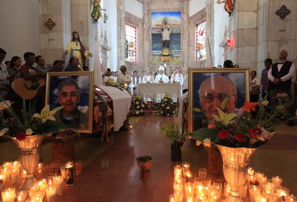 Entierran a los dos sacerdotes jesuitas asesinados en el norte de México