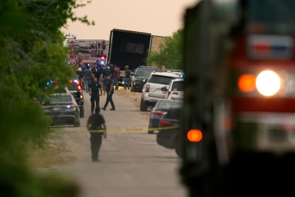 Hallados más de 40 migrantes muertos en el interior de un camión en Texas