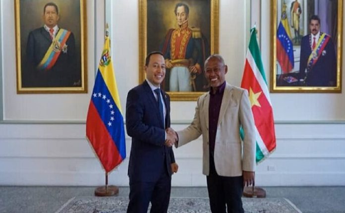 Venezuela recibió al embajador de Surinam