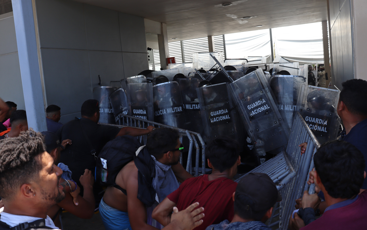 Caravana ataca oficina migratoria en el municipio mexicano de Huixtla, en Chiapas