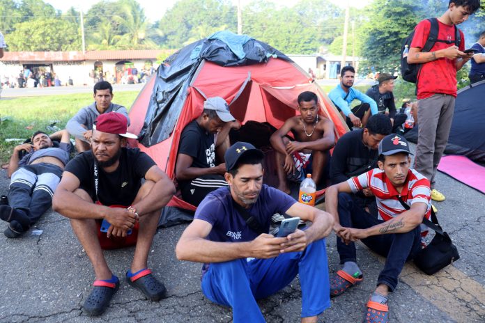 Caravana de 4 mil migrantes se instala a las afueras de aduana en el sur de México