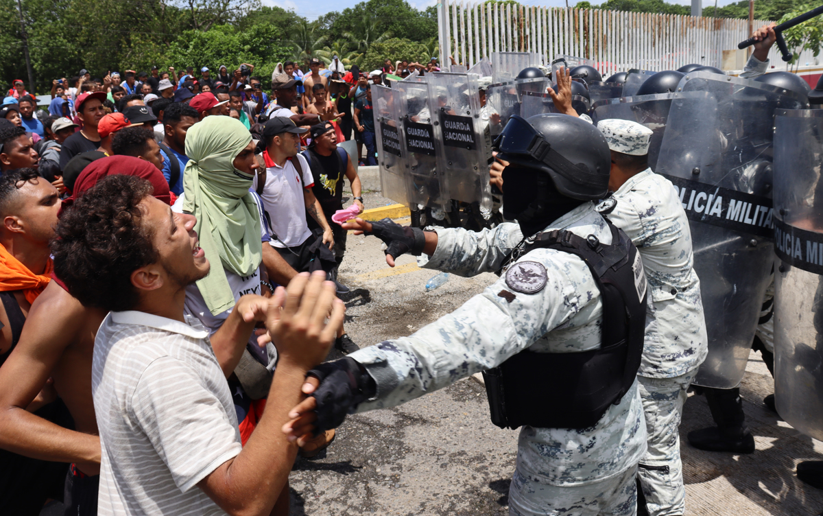 Caravana ataca oficina migratoria en el municipio mexicano de Huixtla, en Chiapas