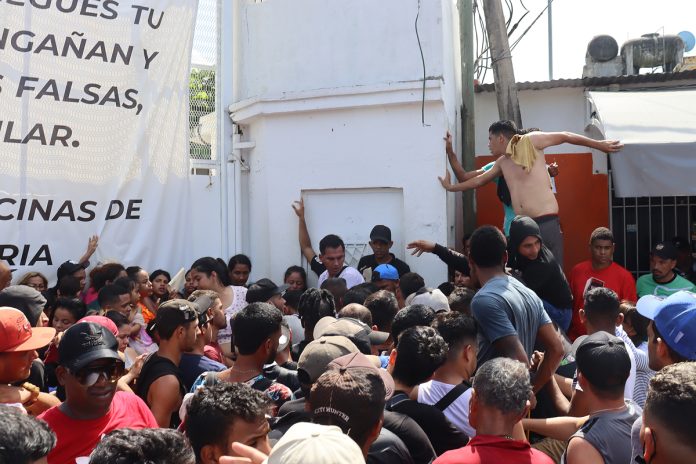 Migrantes bloquean calles para presionar permisos temporales en sur de México