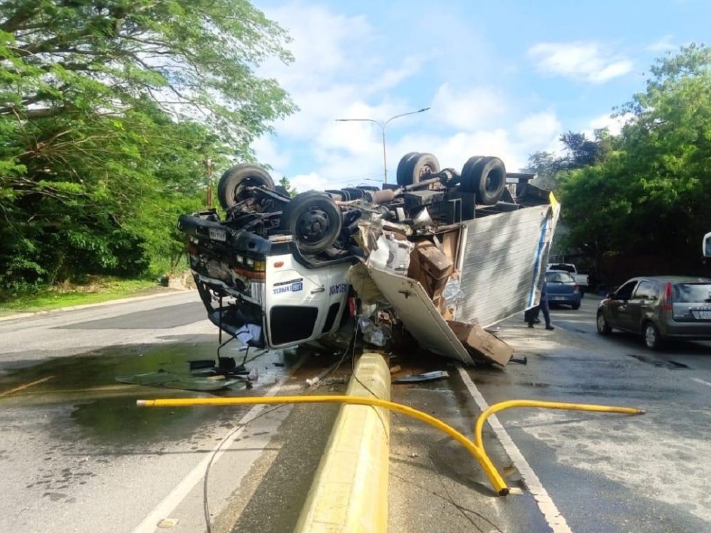 Registrado fuerte accidente vial en la Valencia-Puerto Cabello