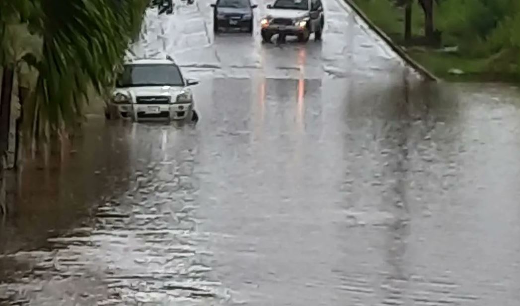 Al menos en Naguanagua se observan algunos vehículos transitando entre lugares totalmente inundados. Se desconocen los sectores exactos en los que ello ocurrió