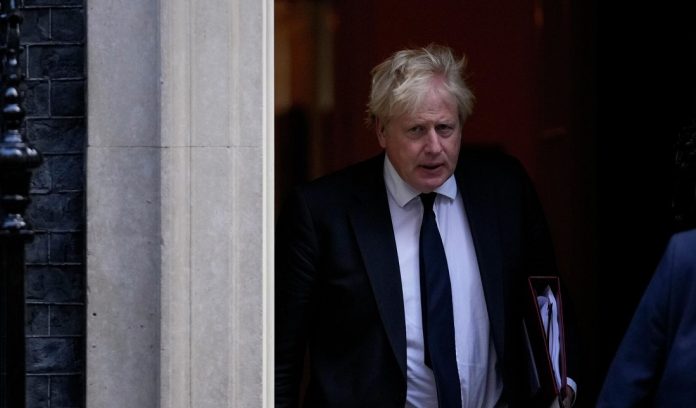 Boris Johnson se niega a dimitir pese al ultimátum de sus ministros y diputados