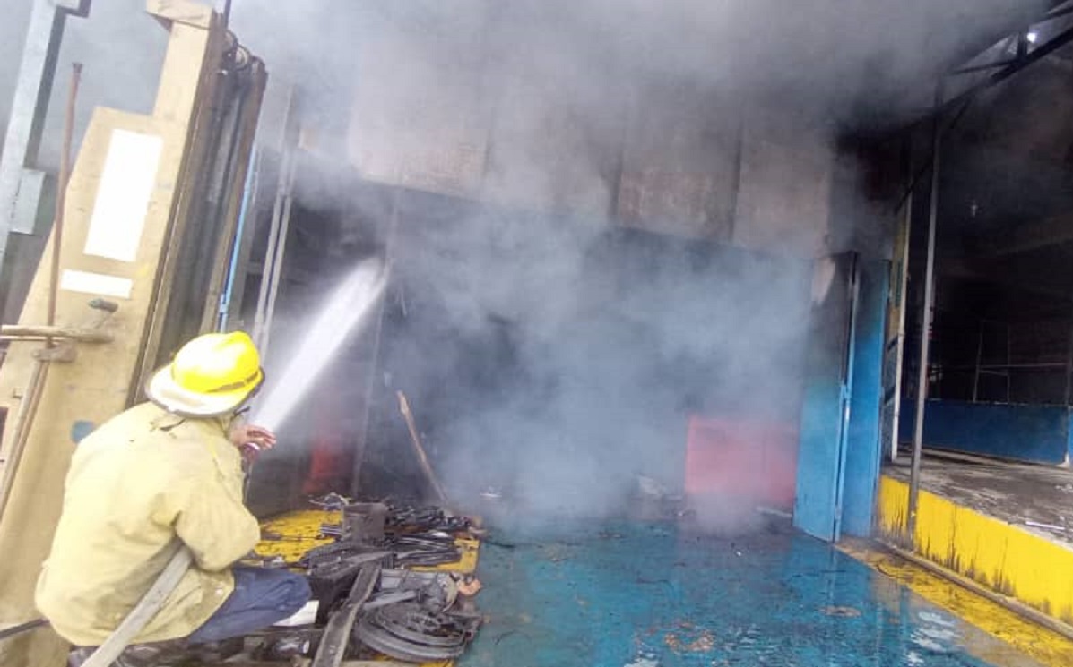 Incendio consumió establecimiento cercano al Mercado de Mayoristas de Tocuyito (+Fotos)
