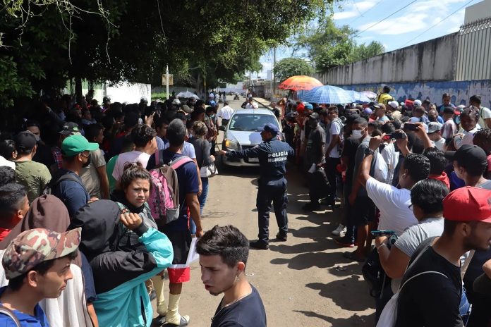 Autoridades mexicanas afirman que oficina migratoria en Tapachula está colapsada