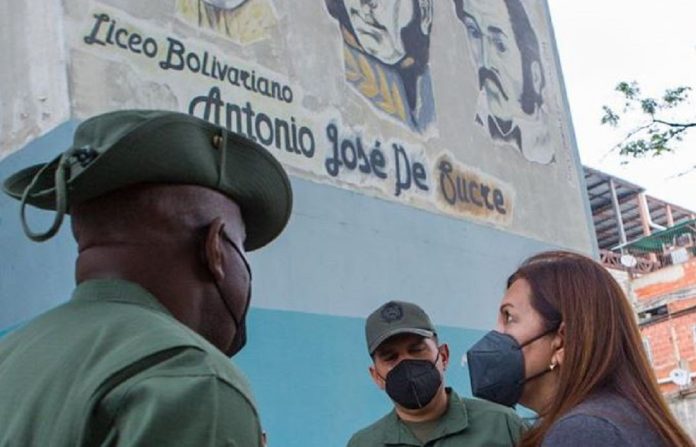 Docentes de la UCAB cuestionan sesgo político del plan chavista para reparar escuelas