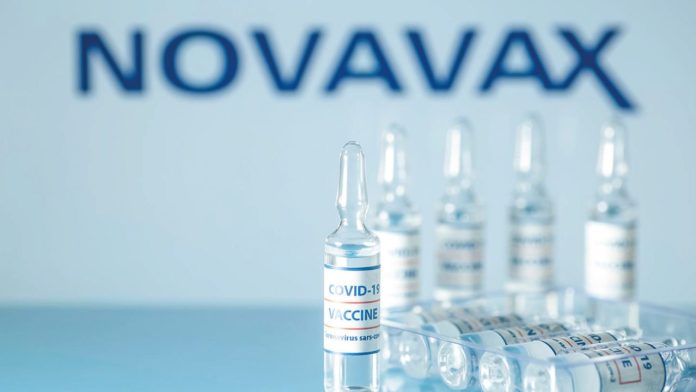 EE.UU. avala el uso de la vacuna de Novavax contra la COVID-19 en adultos