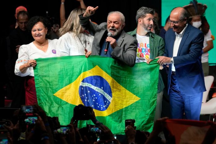 Lula amplía su ventaja en un sondeo a seis días de las elecciones de Brasil
