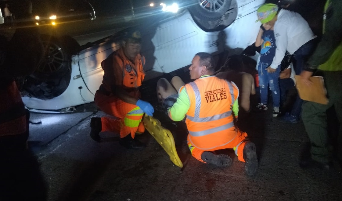 Volcamiento en la Valencia-Puerto Cabello deja tres heridos la noche de este lunes