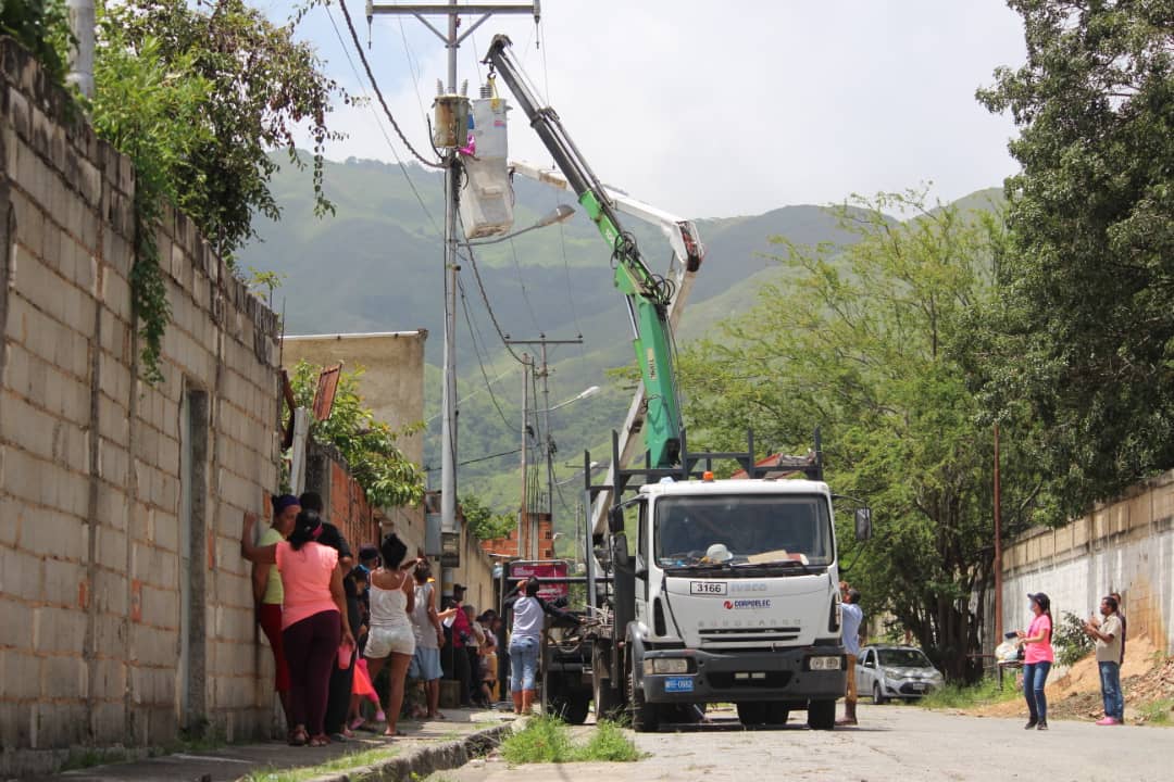 Beneficiadas 120 familias de Naguanagua con instalación de tres transformadores eléctricos