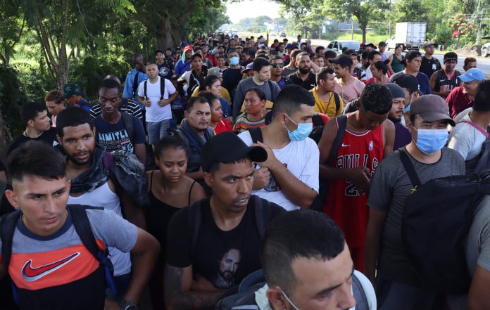 Nuevo grupo de 400 migrantes parte del sur de México para exigir permisos
