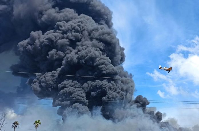 Explosiones en el incendio industrial en Cuba complican labores de extinción