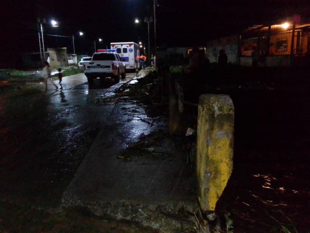 Fuertes lluvias ocasionaron apagones, caída de árboles y desbordamientos en Valencia