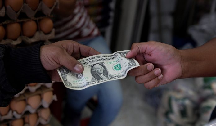 Dólar oficial arribó a los 7,01 bolívares este miércoles