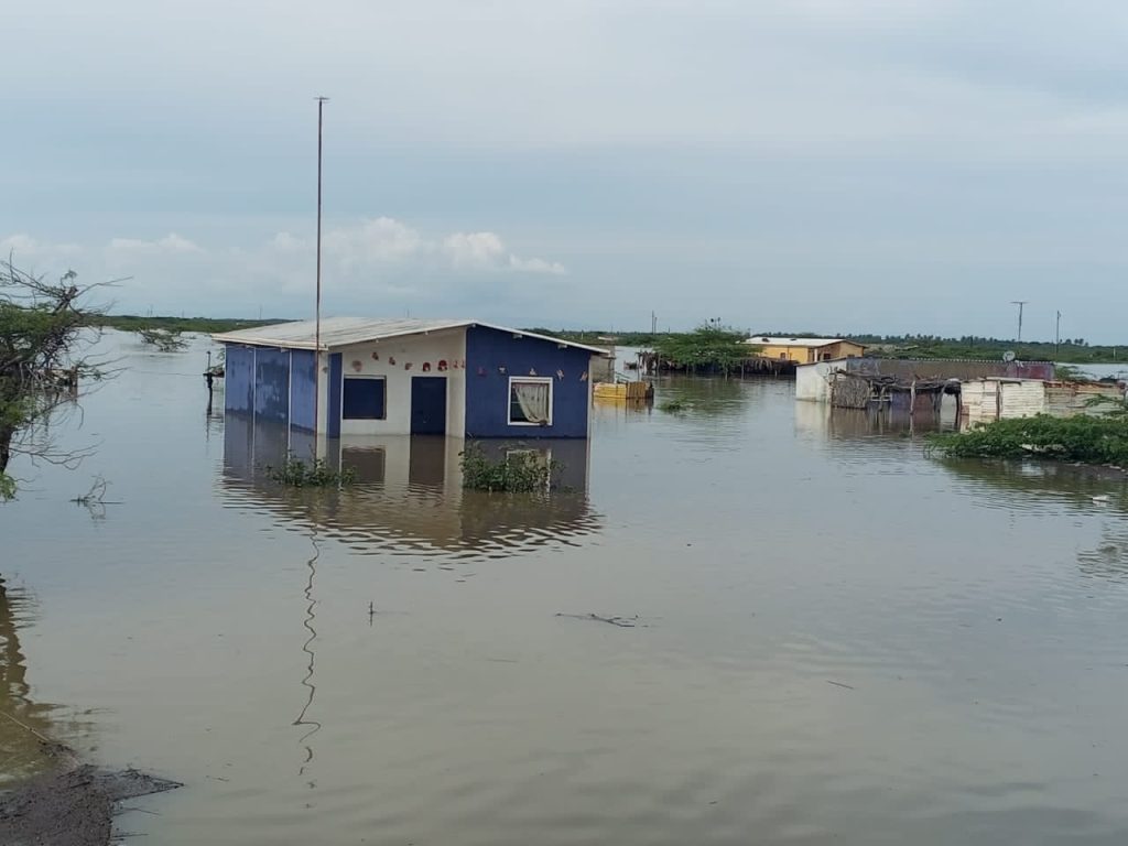 Lluvias causan inundaciones y colapso de vías en varios estados del país