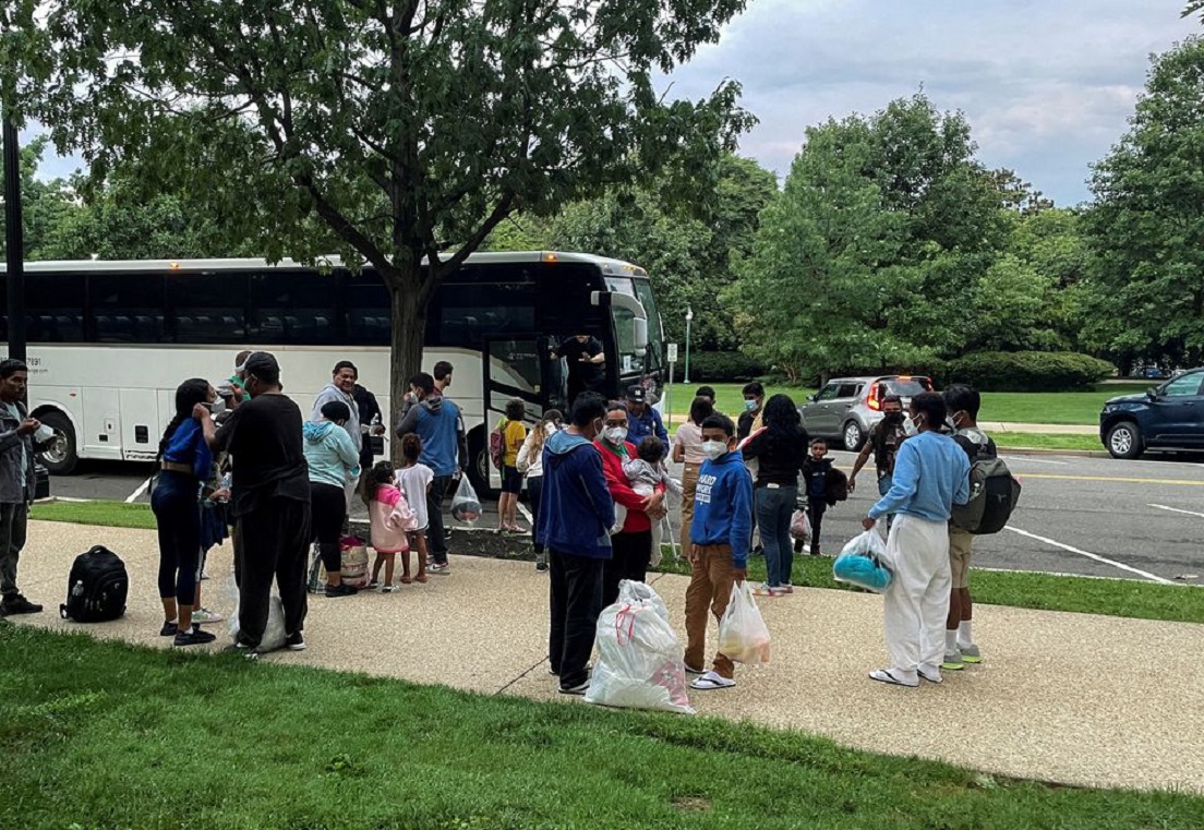 Reuters: En Washington DC surgen tensiones por llegada de migrantes desde Texas y Arizona