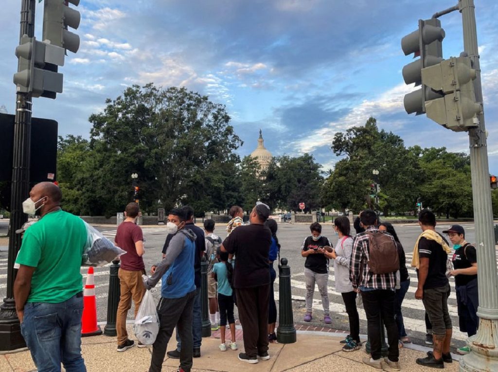Reuters: En Washington DC surgen tensiones por llegada de migrantes desde Texas y Arizona