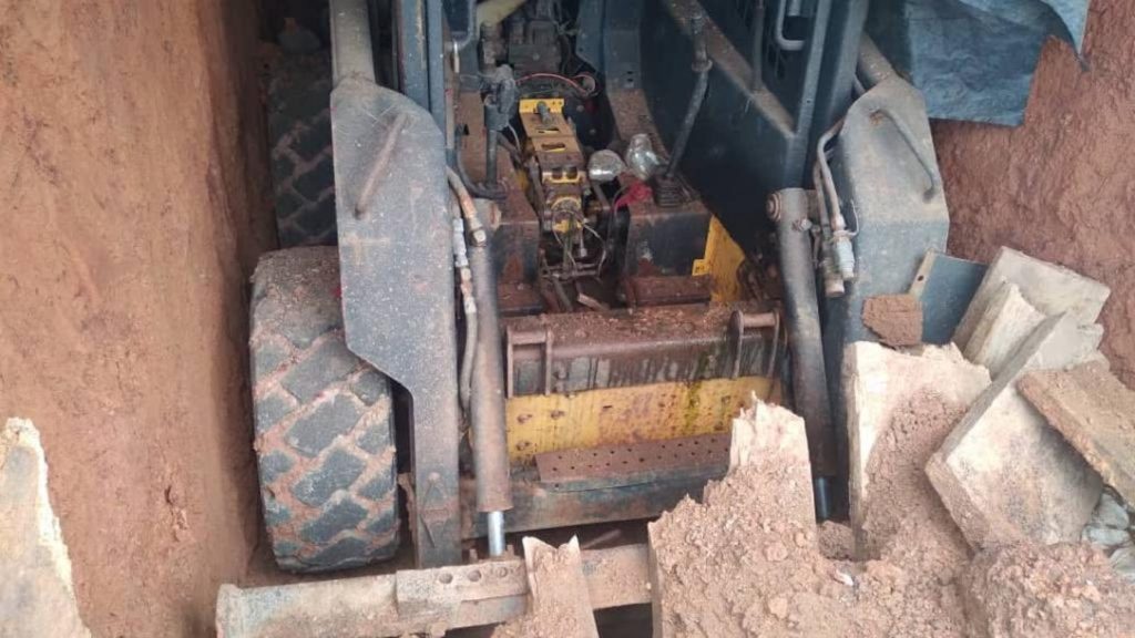 FANB localizó un tractor enterrado para construir pistas improvisadas