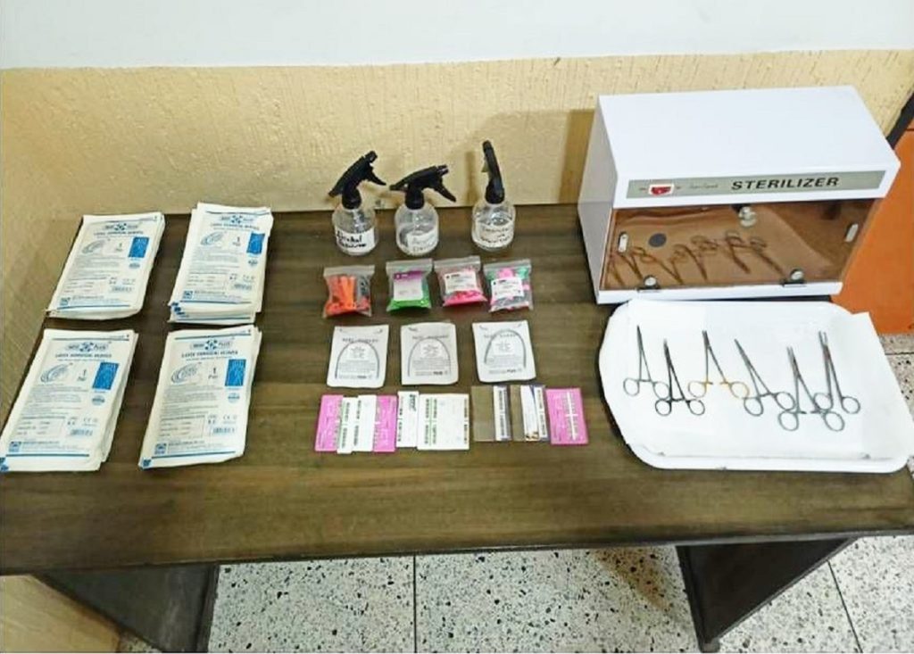 acostumbraba a comercializar productos de ortodoncia y a realizar labores de ortodoncista, como implantes de brackets y monturas de ligas, sin la permisología correspondiente para garantizar la seguridad sanitaria