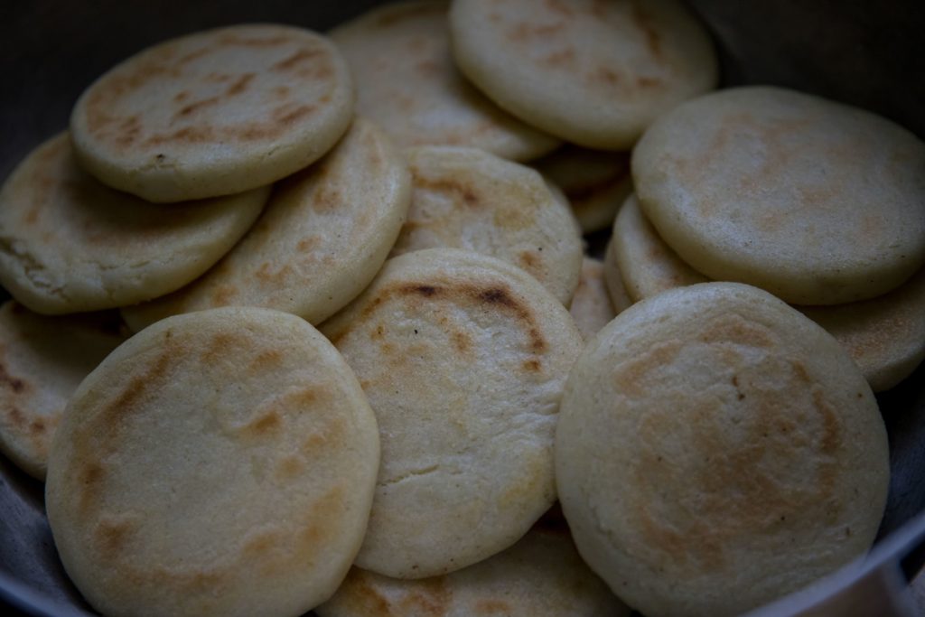 Venezolanos celebran el Día Mundial de la Arepa, su alimento insigne