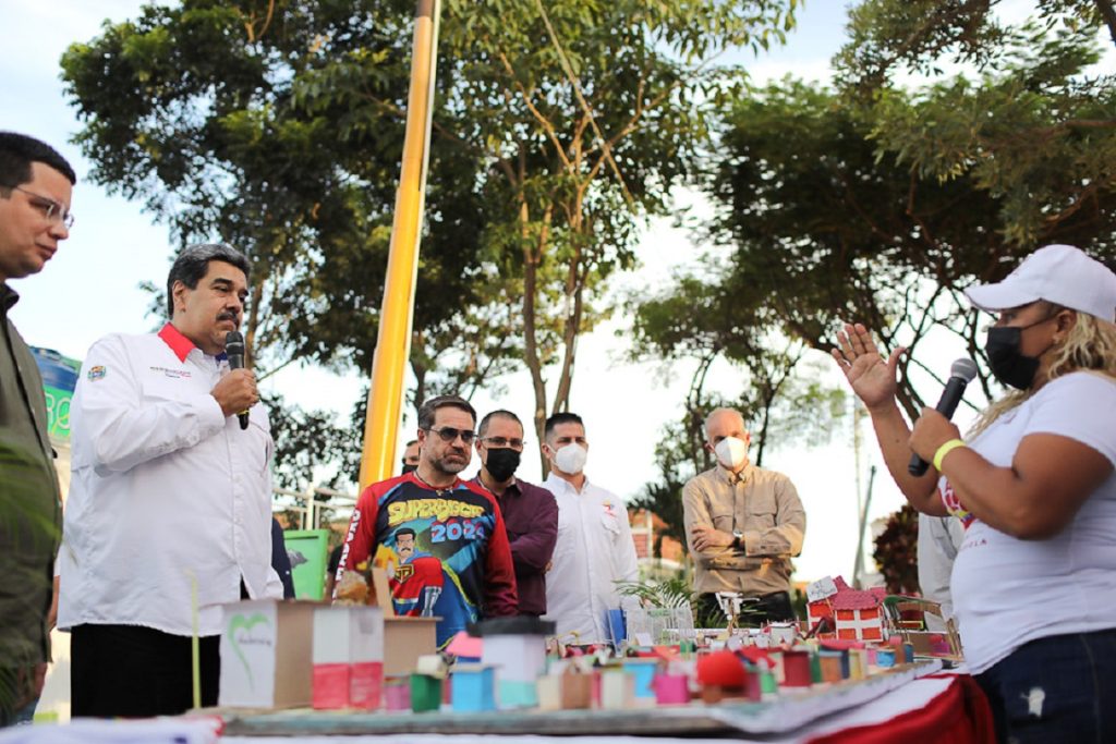 Maduro dota a la Policía de Valencia y destina recursos para servicios públicos
