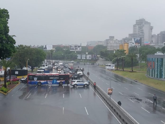 Las fuertes precipitaciones registradas en las últimas 24 horas en Venezuela han causado el colapso de varias vías, mientras que decenas de personas perdieron parcial o totalmente sus viviendas, según los reportes ofrecidos este miércoles por las autoridades.