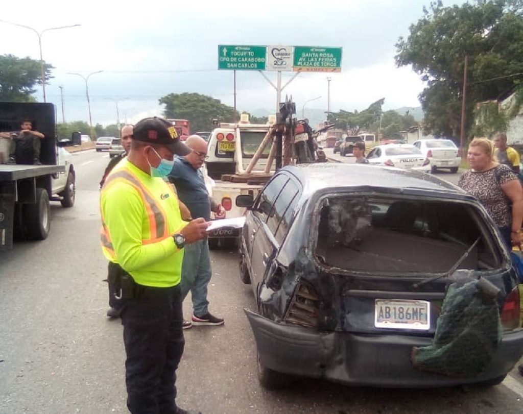 Colisión dejó dos policías heridos en el distribuidor Santa Rosa este miércoles
