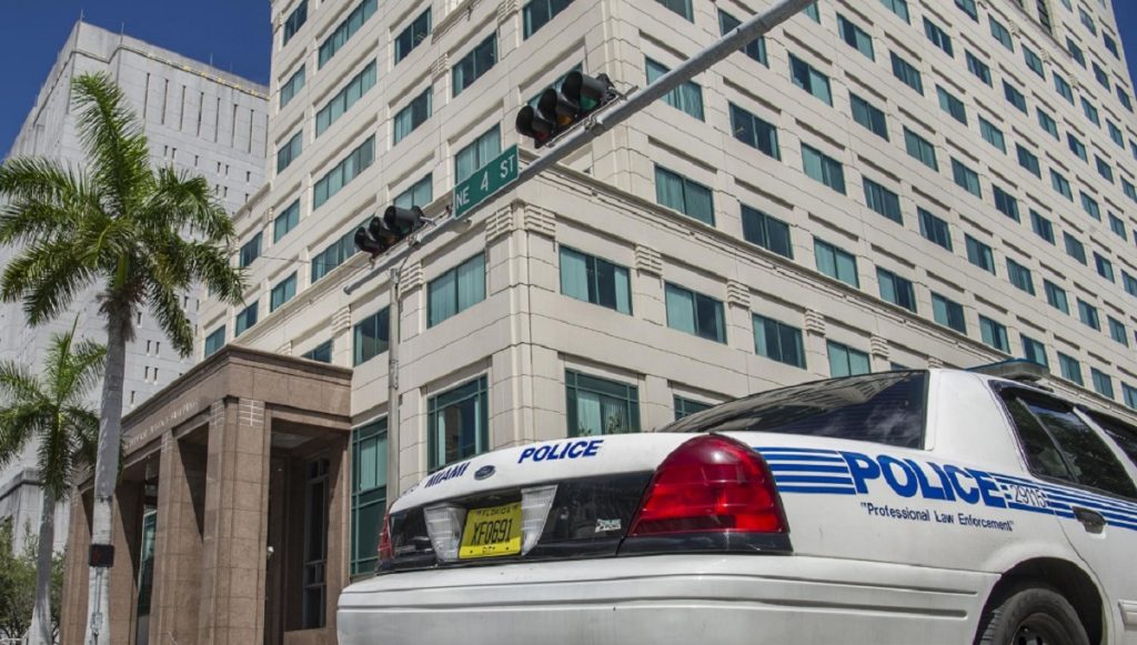 Detienen a policía de Florida