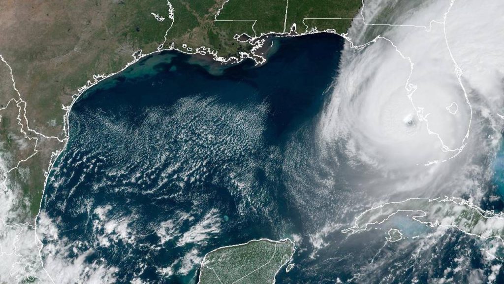 Ian sigue atacando la Florida y se dirige al centro con categoría 3