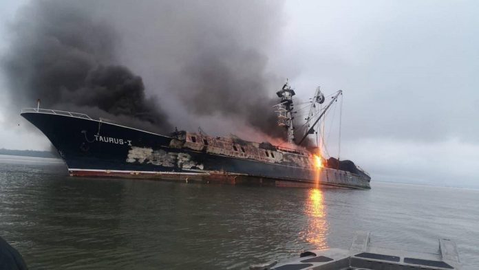 Colombia rescata a 29 tripulantes de buque venezolano cuando se incendiaba