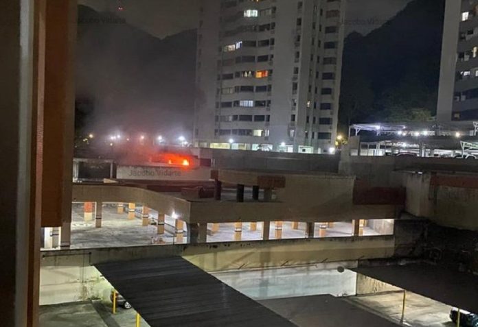 Reportado incendio de vehículo en estacionamiento de edificio residencial en Las Chimeneas