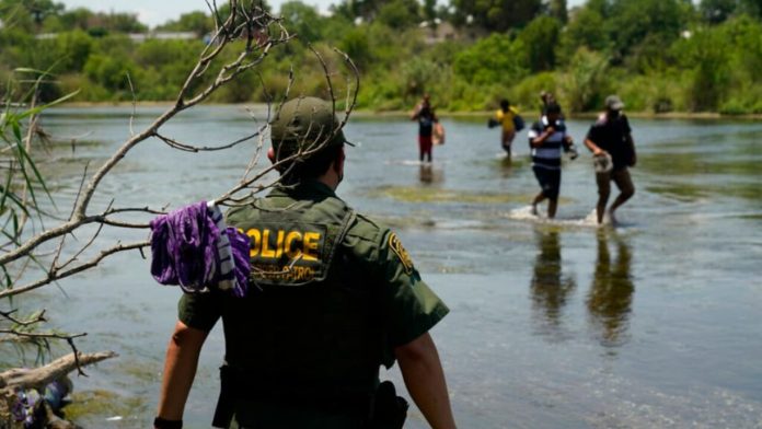 Ocho migrantes murieron ahogados al intentar cruzar el río entre EE.UU. y México