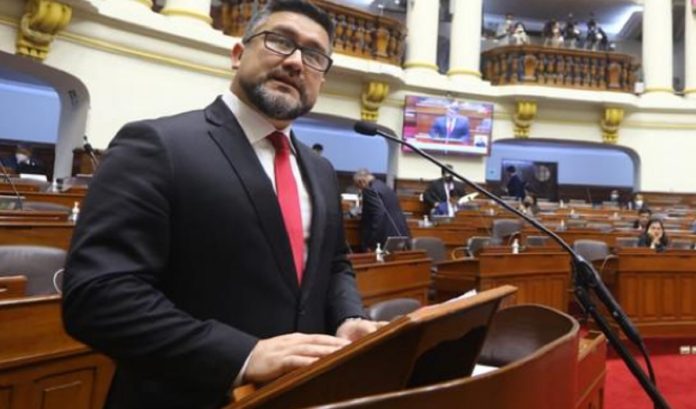 Renunció ministro peruano