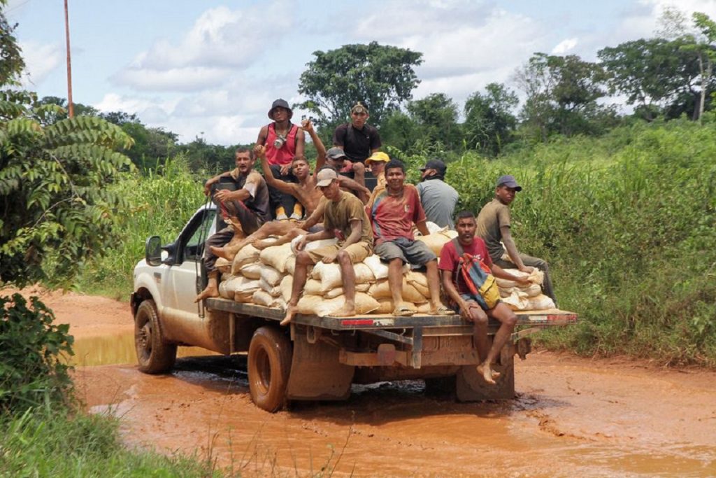Reuters: Maduro expulsa a pequeños mineros de oro mientras busca más ingresos