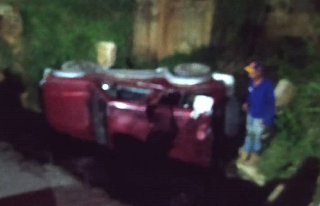 Vehículo se precipitó en falla de borde en Tocuyito, conductor resultó ileso