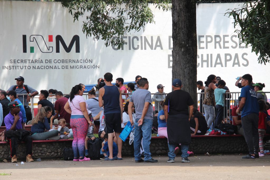 Migrantes venezolanos entre otros saturan estación migratoria en frontera sur de México