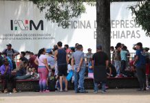 Migrantes venezolanos entre otros saturan estación migratoria en frontera sur de México
