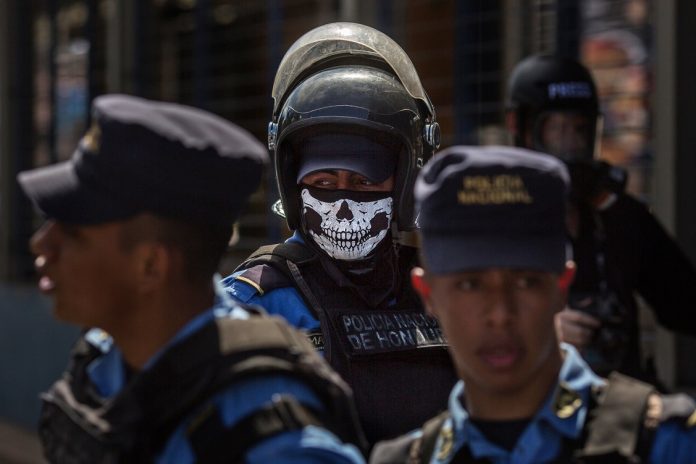 Piden investigar a policías hondureños que hacen cobro ilegal a inmigrantes
