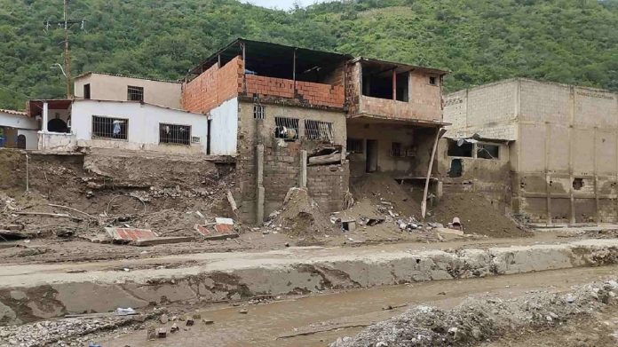 Varios heridos y cuantiosos daños materiales dejan inundaciones en Mérida y Aragua